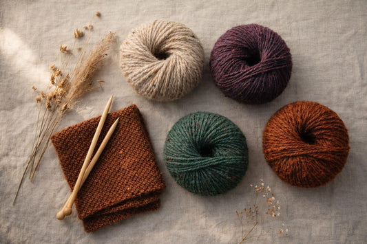 Photo à plat de pelotes de laine et d'aiguilles à tricoter — VERENA Stricktrends 03-26 : 10 modèles Lang Yarns